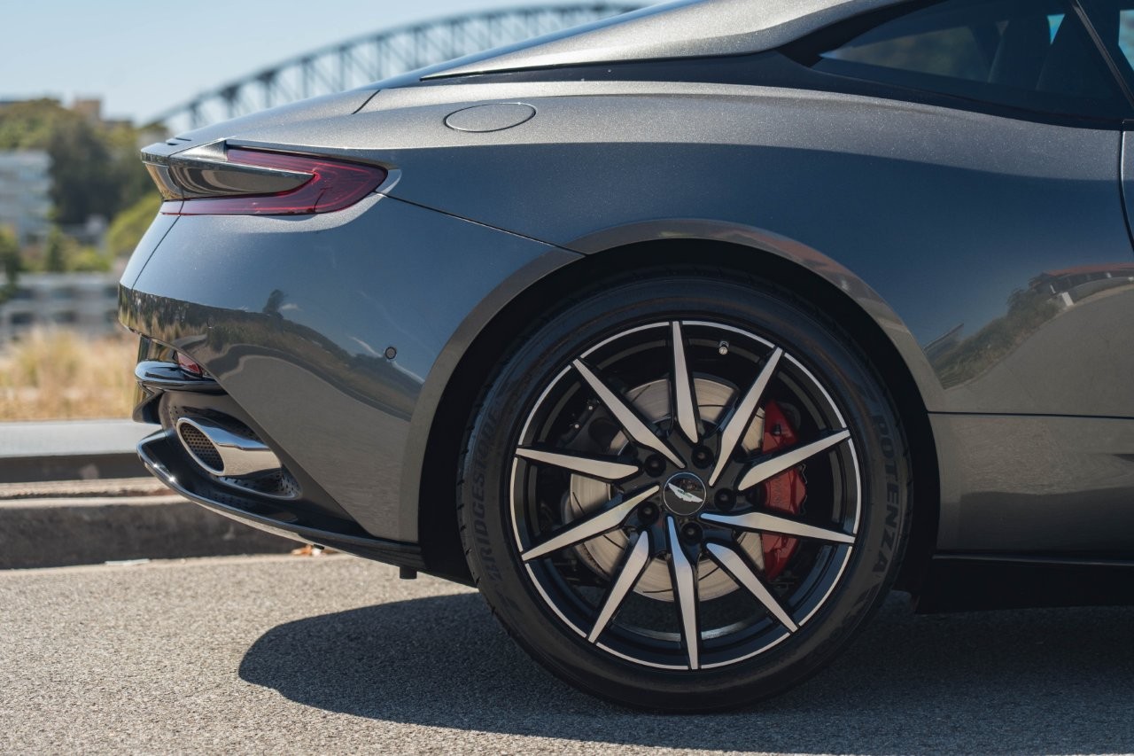 2018 Aston Martin DB11 Coupe Image 9