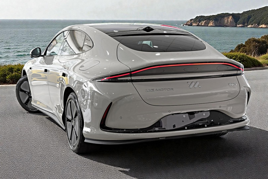 2025 MG IM5 P12L Premium Hatch Image 2