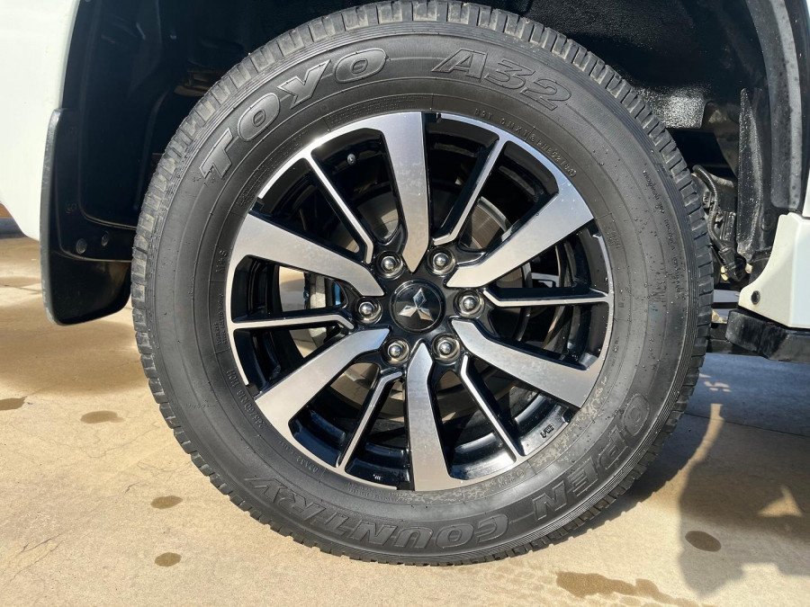 2019 Mitsubishi Pajero Sport QE GLS SUV Image 33