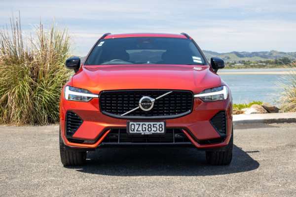 2022 Volvo XC60 T8 RECHARGE PHEV Ultimate SUV Image 3