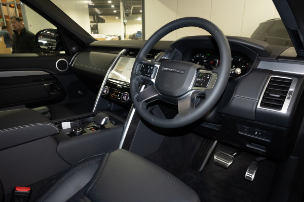 2026 Land Rover Discovery Series 5 D350 Dynamic SE SUV image 9