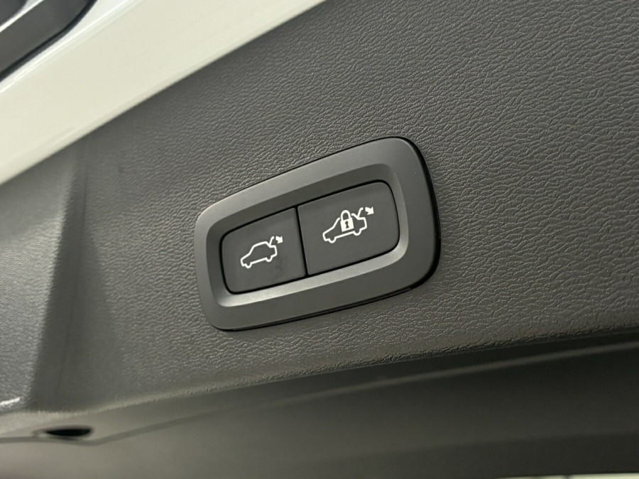 2025 Volvo XC40 XZ Plus B4 SUV Image 8