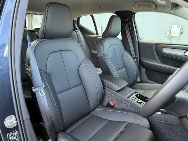 2026 Volvo XC40 XZ Ultra B4 Bright SUV image 9