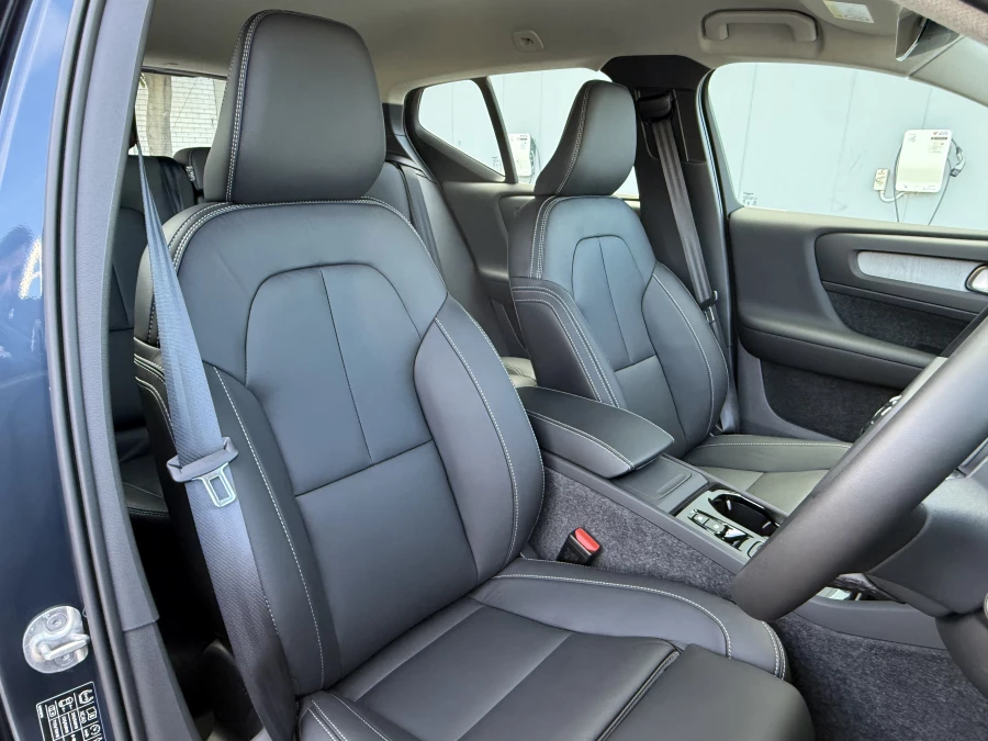 2026 Volvo XC40 XZ Ultra B4 Bright SUV Image 9