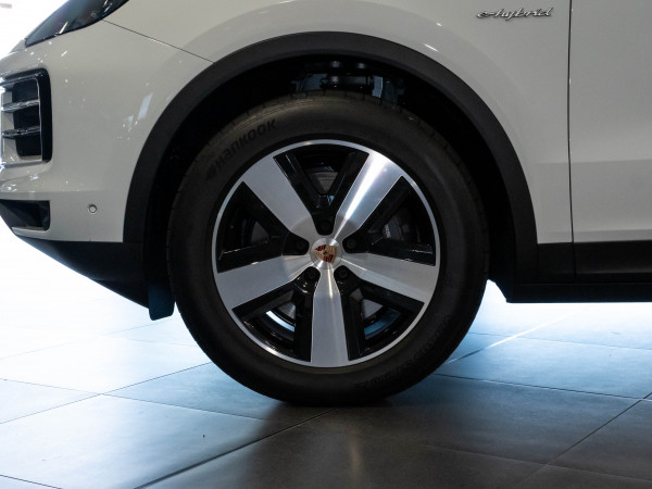 2025 Porsche Cayenne E-Hybrid SUV image 25