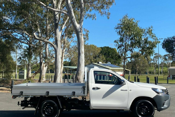 2022 Toyota Hilux TGN121R Workmate 4x2 Cab chassis Image 2