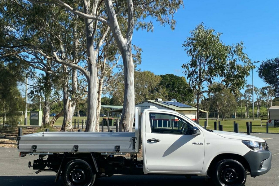 2022 Toyota Hilux TGN121R Workmate 4x2 Cab chassis