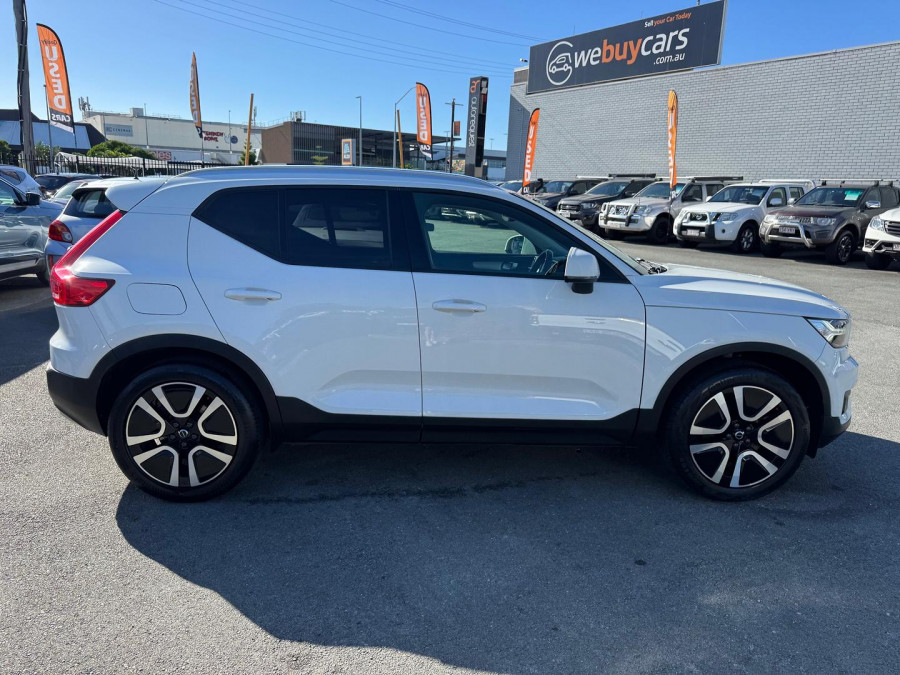 2020 Volvo XC40 XZ T4 Momentum SUV Image 6