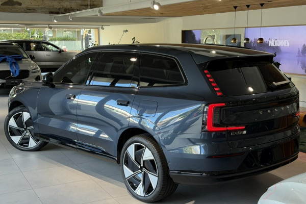 2026 Volvo EX90  Ultra Twin Motor Performance SUV Image 3