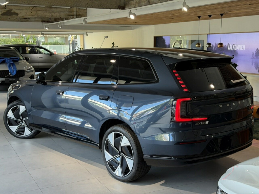 2026 Volvo EX90  Ultra Twin Motor Performance SUV Image 3