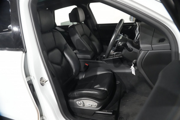 2017 Porsche Macan SUV Image 24