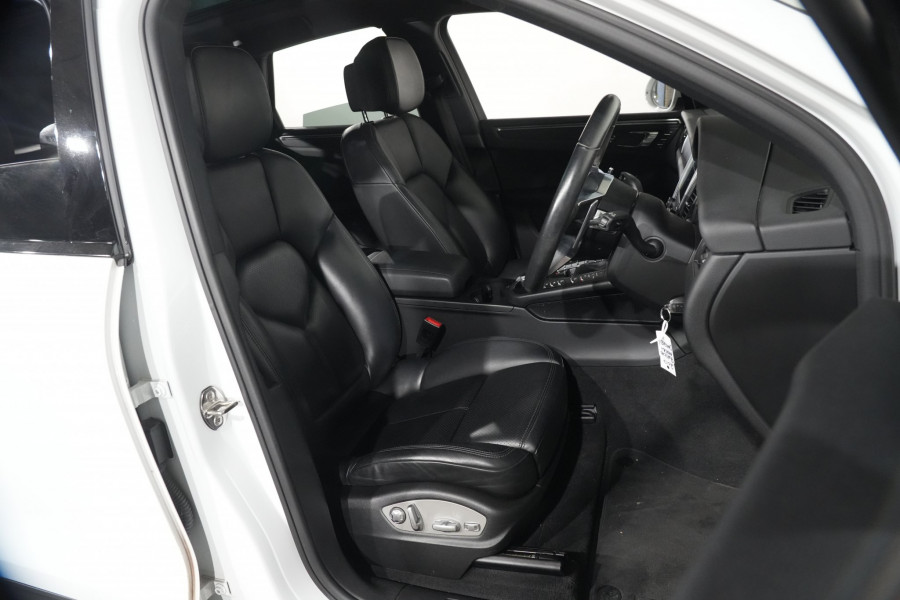 2017 Porsche Macan SUV Image 24