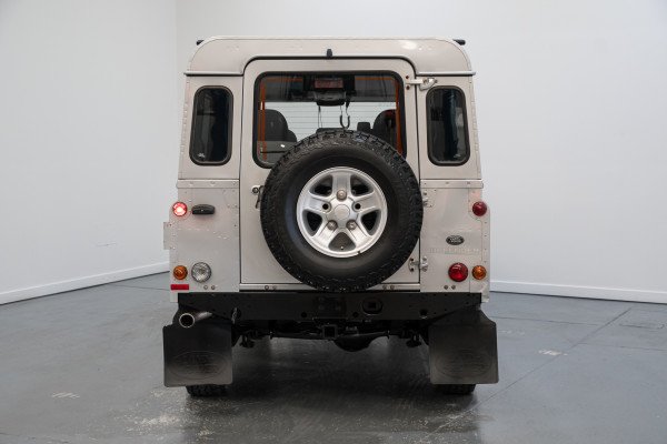 2013 Land Rover Defender 110 (4x4) SUV image 10