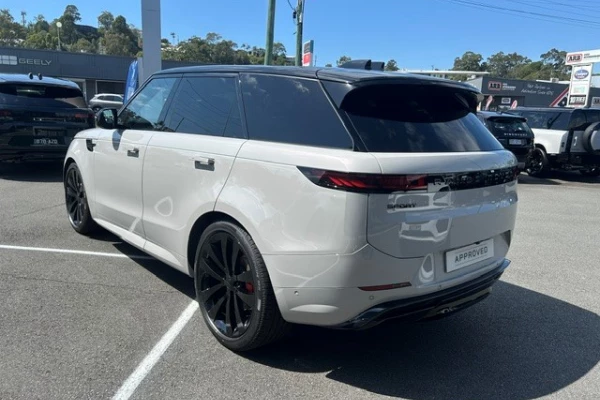 2026 Land Rover Range Rover D300 SE SUV Image 4