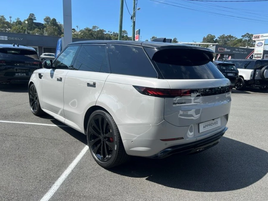 2026 Land Rover Range Rover D300 SE SUV Image 4