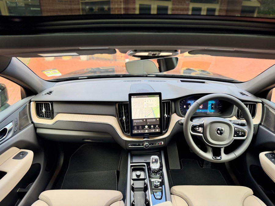 2025 Volvo XC60 UZ Plus T8 Plug-in Hybrid SUV Image 11