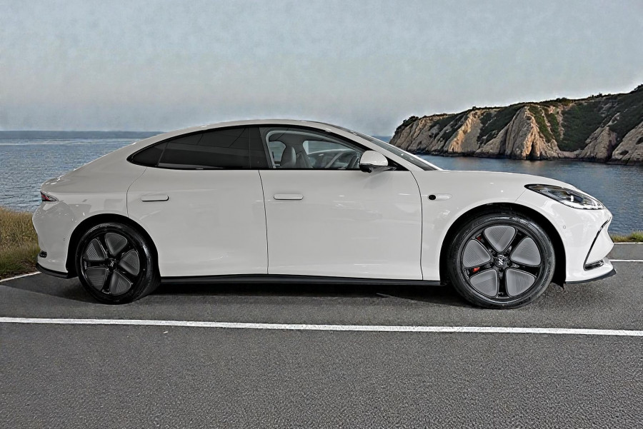 2025 MG IM5 P12L Premium Hatch Image 3