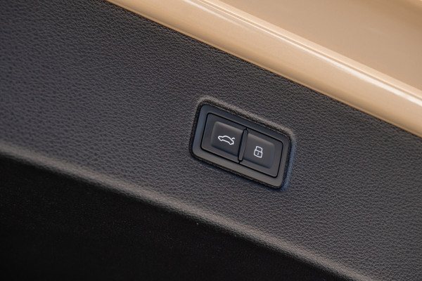 2025 Audi Q7 4M 50 TDI S line SUV image 16