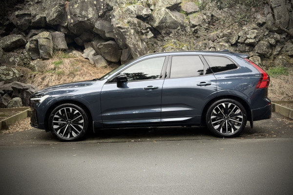 2025 Volvo XC60 UZ Ultra B5 Dark SUV Image 3
