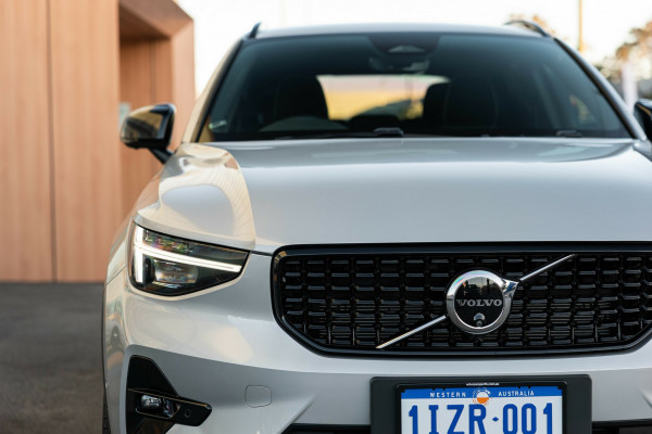 2024 MY25 Volvo XC40 XZ Ultra B4 Dark SUV Image 11