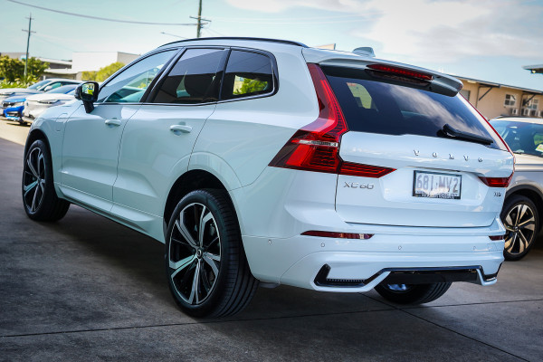 2025 Volvo XC60 Ultra T8 Plug-In Hybrid SUV Image 3