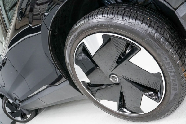 2025 Volvo EX30  Single Motor Extended Range Plus SUV Image 4