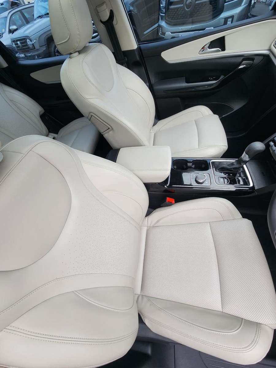 2023 Mahindra XUV700  AX7L SUV Image 11