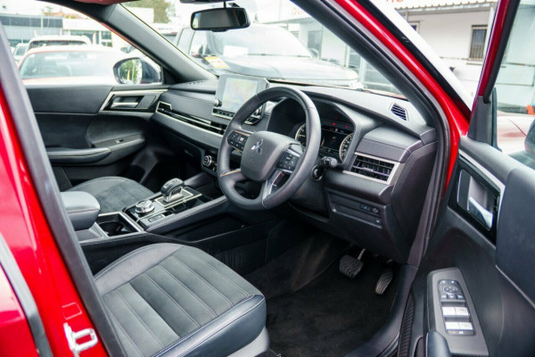 2024 Mitsubishi Outlander ZM Black Edition SUV Image 17