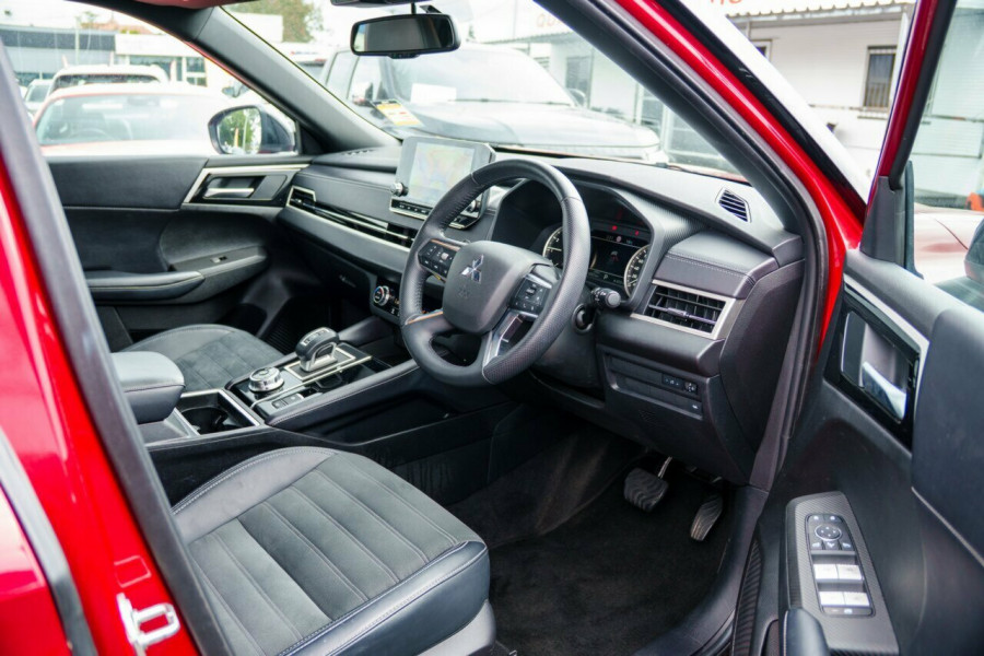 2024 Mitsubishi Outlander ZM Black Edition SUV Image 17
