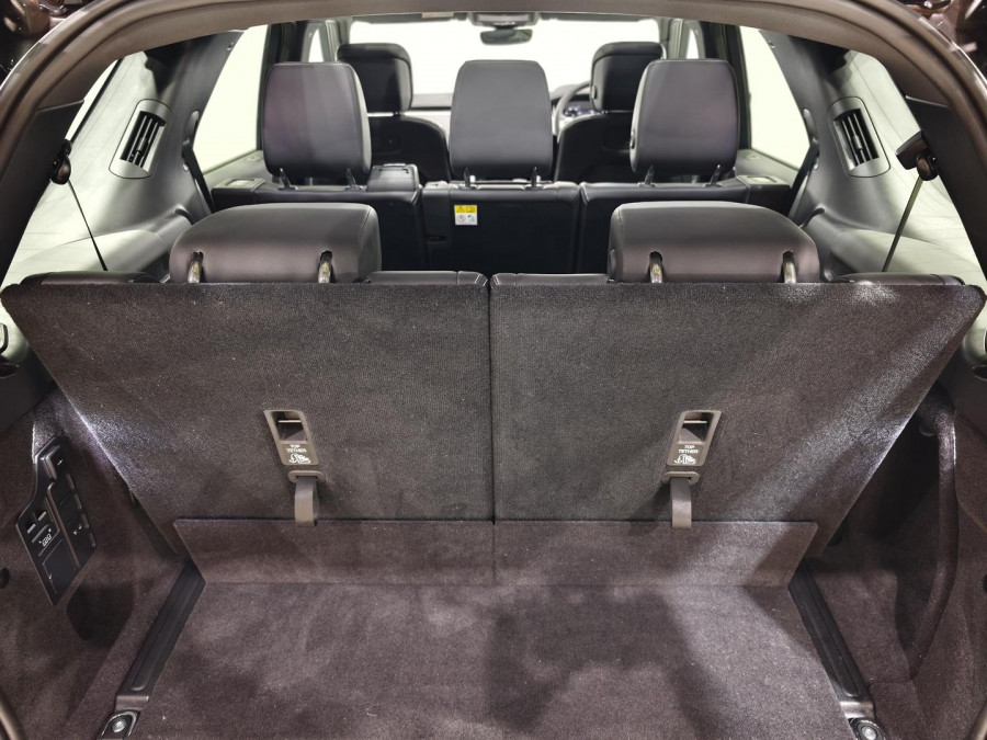 2025 Land Rover Discovery Series 5 D350 Dynamic SE SUV Image 11