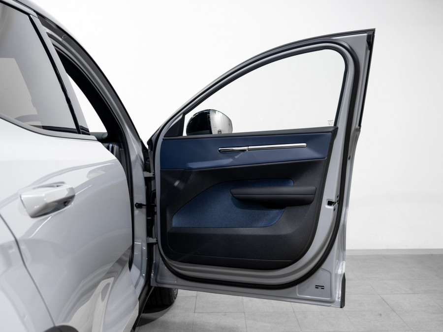 2026 Volvo EX30 Cross Country  Ultra Twin Motor Performance SUV Image 9