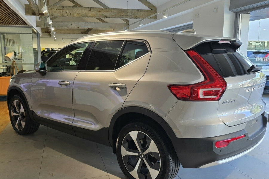 2025 Volvo XC40 XZ Ultra B4 Bright SUV Image 9