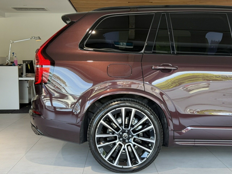 2026 Volvo XC90 L Series Ultra T8 Plug-in Hybrid Dark SUV Image 6
