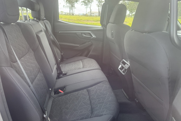 2026 Isuzu D-MAX RG LS-U Cab Chassis Image 9