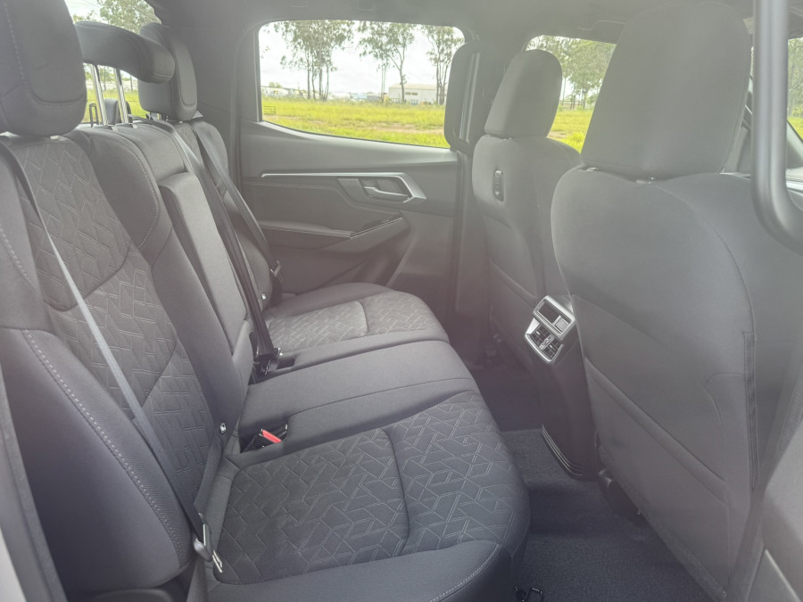 2026 Isuzu D-MAX RG LS-U Cab Chassis Image 9