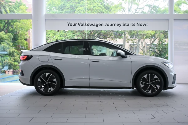 2025 Volkswagen ID. 5 E2 Pro SUV Image 3