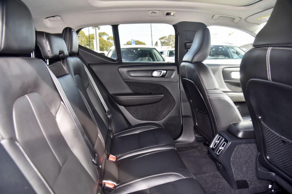 2021 Volvo XC40 XZ T4 Momentum SUV Image 11