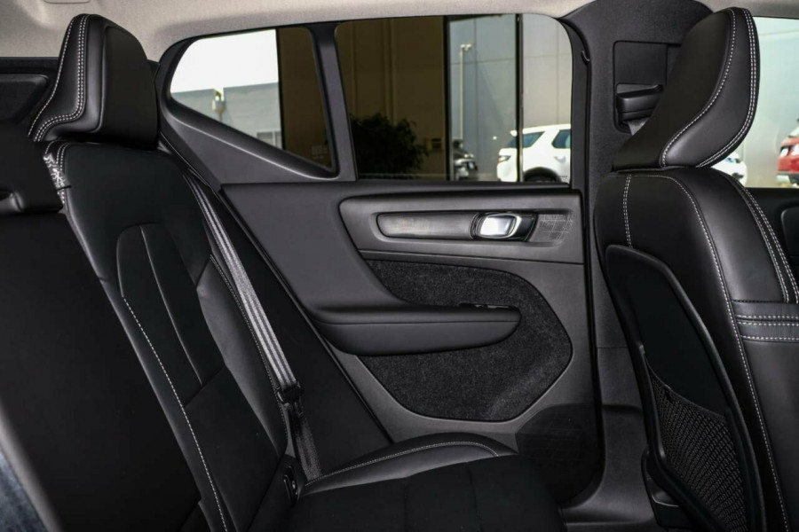 2019 Volvo XC40 XZ T4 Momentum Suv Image 6
