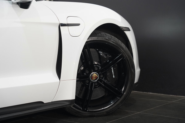 2020 Porsche Taycan Turbo S Coupe Image 22