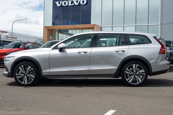 2025 Volvo V60 Cross Country Z Series Ultra B5 Bright Wagon Image 3