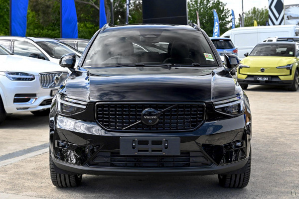 2024 MY25 Volvo XC40  Ultra B4 Dark SUV Image 2