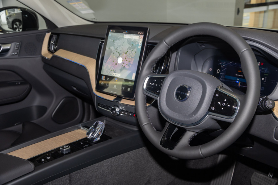 2026 Volvo XC60 UZ Plus T8 Plug-in Hybrid Dark SUV Image 7