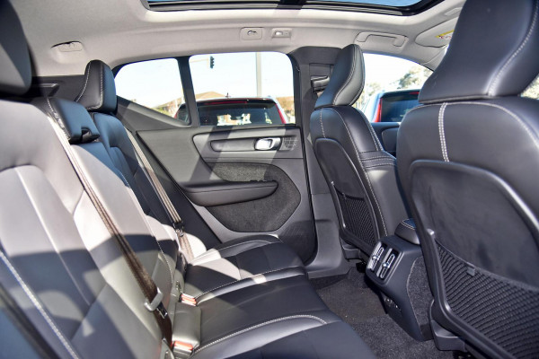 2026 Volvo XC40 XZ Ultra B4 Dark SUV Image 16
