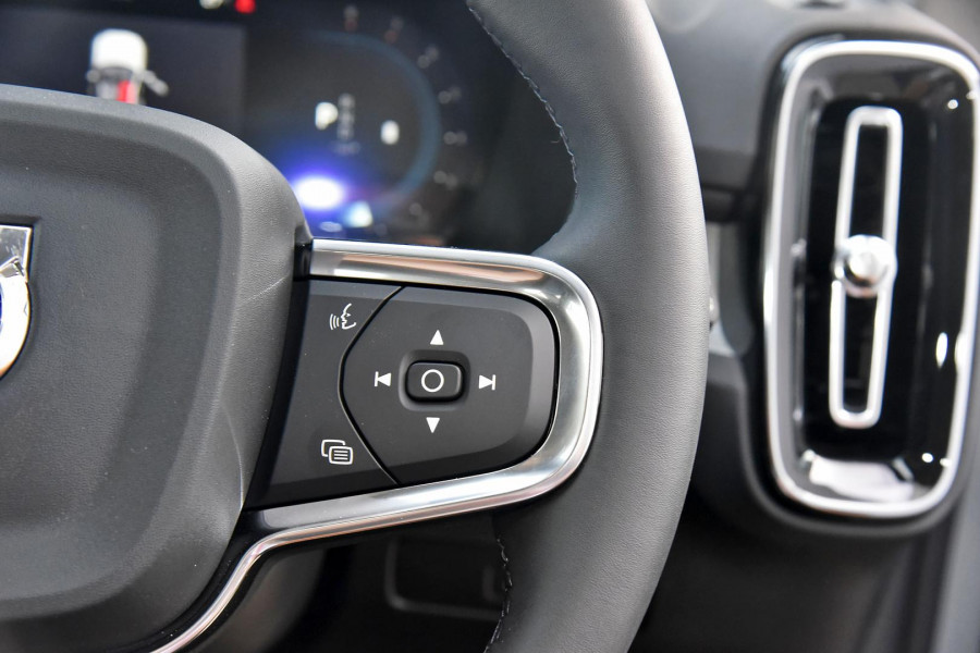2024 MY25 Volvo XC40  Ultra B4 Dark SUV Image 18