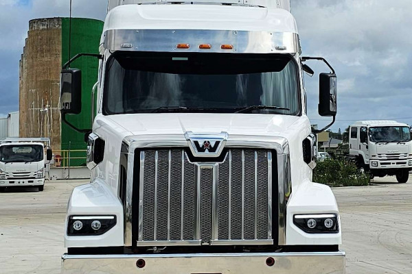 2024 Western Star 48x Cab Chassis Image 2