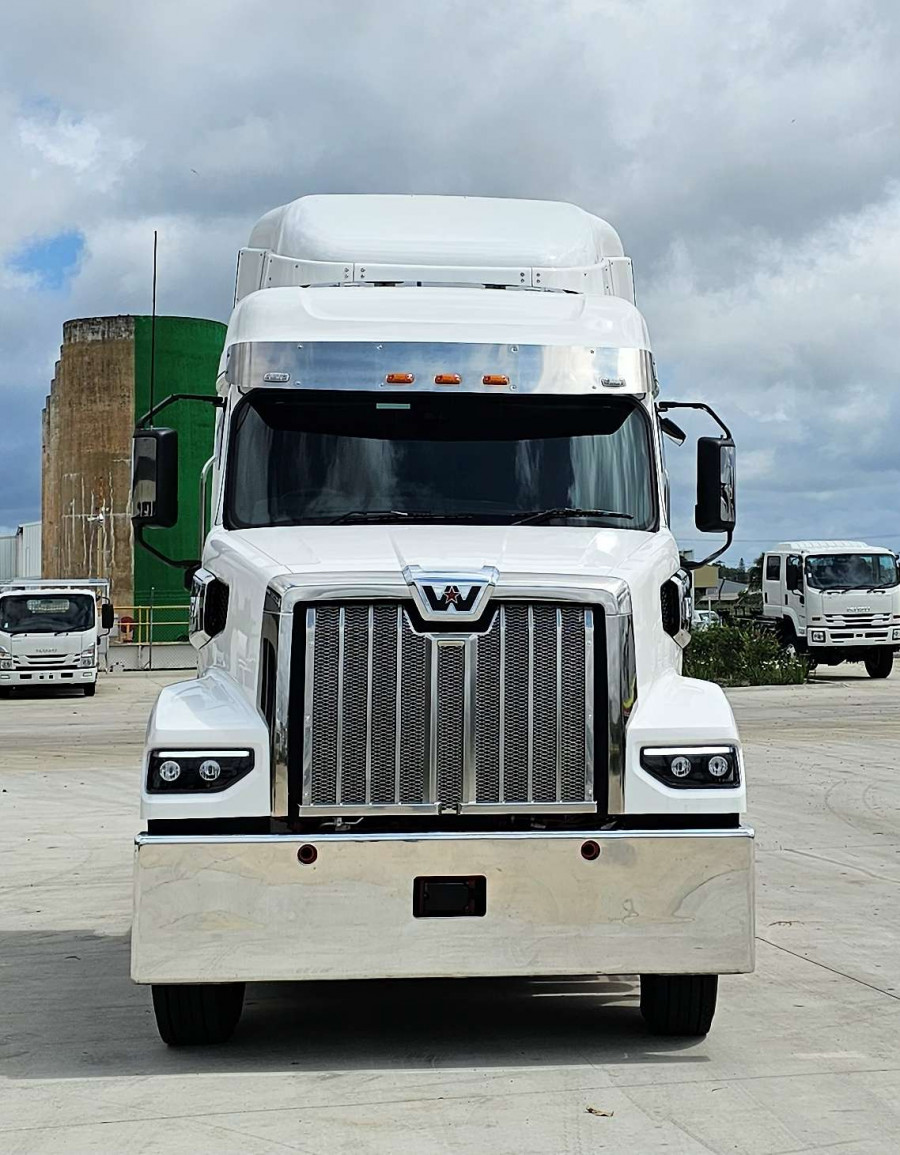 2024 Western Star 48x Cab Chassis Image 2