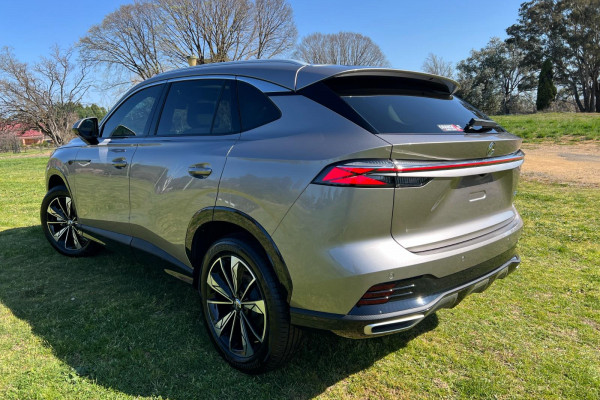 2024 MY24.5 MG HS AS33 Essence SUV Image 5