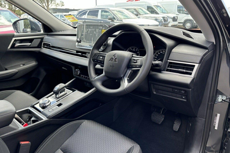 2024 Mitsubishi Outlander ZM LS SUV Image 15