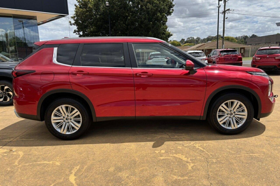 2024 Mitsubishi Outlander ZM LS SUV Image 8