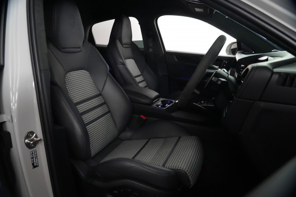 2024 Porsche Cayenne GTS Coupe Image 30